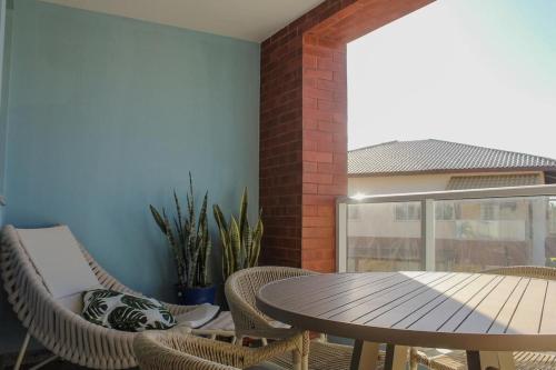Balkoni atau teres di Apartamento 3/4 decorado em condomínio frente mar