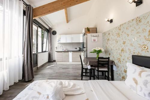 une chambre avec un lit et une table et une cuisine dans l'établissement Studio proche marcher, à Vitry-sur-Seine