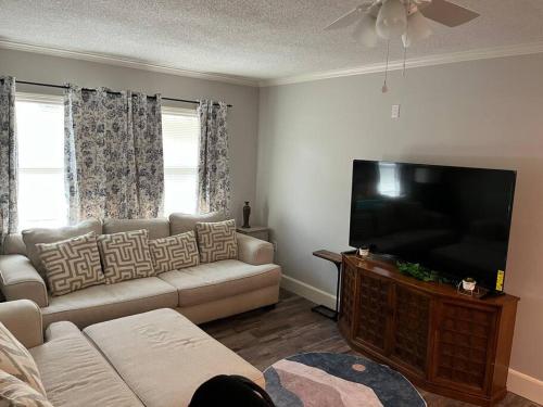 Close to Memphis NOT IN Memphis Full Kitchenにあるテレビまたはエンターテインメントセンター