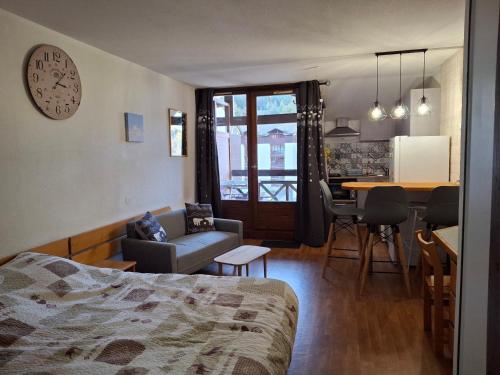 une chambre avec un lit et une table et une salle à manger dans l'établissement Studio rénové 27m² avec balcon, wifi et parking - 4 pers., animaux admis - FR-1-512-283, à Brides-les-Bains