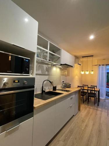 une cuisine avec un évier et une cuisinière four supérieur dans l'établissement Mini villa en bord de mer avec espace extérieur, à Borgo