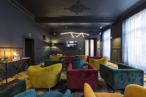 ein Wartezimmer mit gelben und blauen Stühlen in der Unterkunft Leprince Hotel Spa; Best Western Premier Collection in Le Mans
