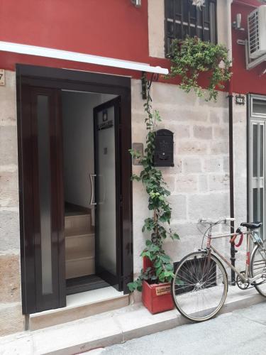 rower zaparkowany przed budynkiem z drzwiami w obiekcie Il Cavalliere Bed & breakfast w mieście Barletta