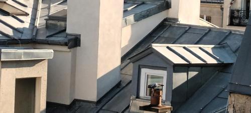 Photo de la galerie de l'établissement Heart of Saint-Germain-Des-Près - Charming & smart apartment - for 2 people, à Paris