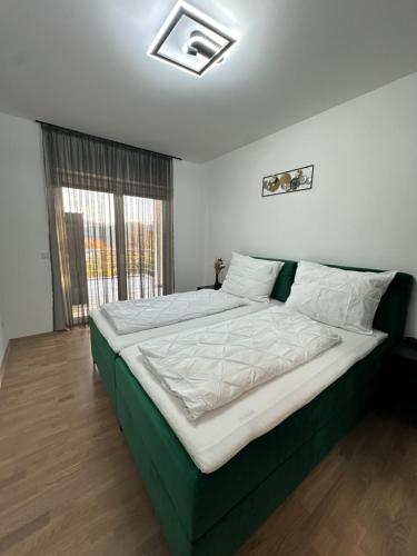 Postel nebo postele na pokoji v ubytování White Luxury Villa