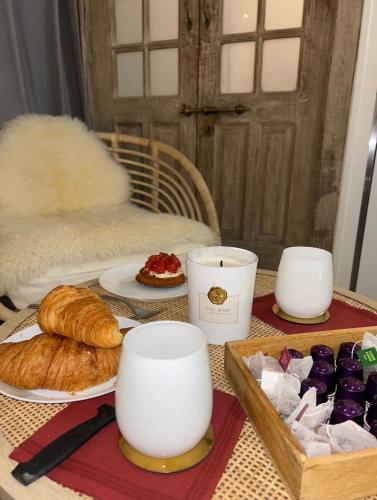 - une table avec un plateau de croissants dans l'établissement Charmant studio et style unique, à Paris
