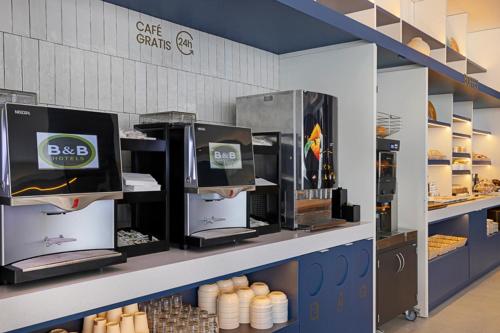 ein Geschäft mit einem Tresen mit einem Stesteryasteryasteryasteryasteryasteryasteryasteryasterja in der Unterkunft B&B HOTEL Benidorm Finestrat in Finestrat
