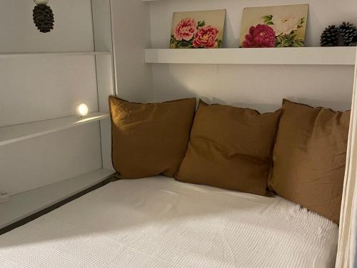 Studio rénové au centre, balcon, Wifi gratuit