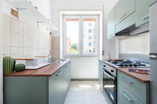 Η κουζίνα ή μικρή κουζίνα στο Walk-Ostia - Central New Condo