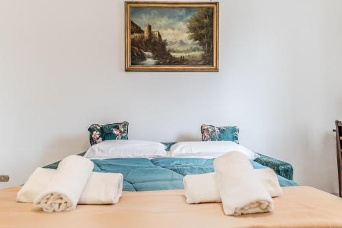 una camera da letto con un letto e un dipinto sul muro di Pineto Park - Vicino Ospedale Cristo Re a Roma