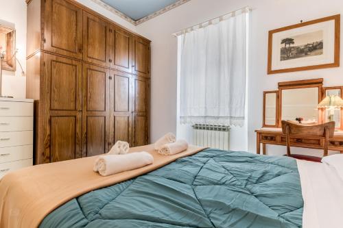 una camera da letto con un letto grande con asciugamani sopra di Pineto Park - Vicino Ospedale Cristo Re a Roma