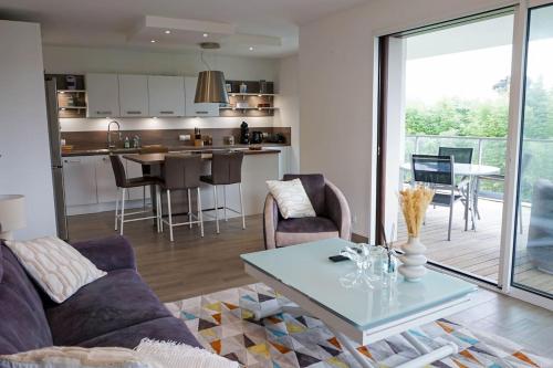 un salon avec un canapé et une table dans l'établissement Ty koun, à Vannes