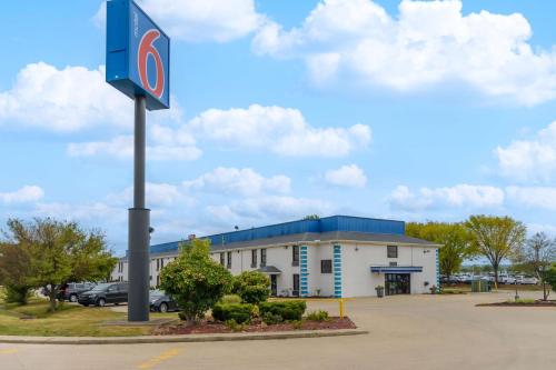 a building with a sign in a parking lot at Motel 6 - Franklin, OH in Franklin