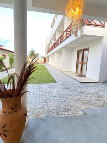 a building with a vase with a plant in it at Pousada Vibe Guajiru in Trairi