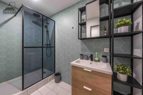 Koupelna v ubytování A1 neuf 2023 - ORLY - PARIS EXPO - 5 chambres - 16 couchages
