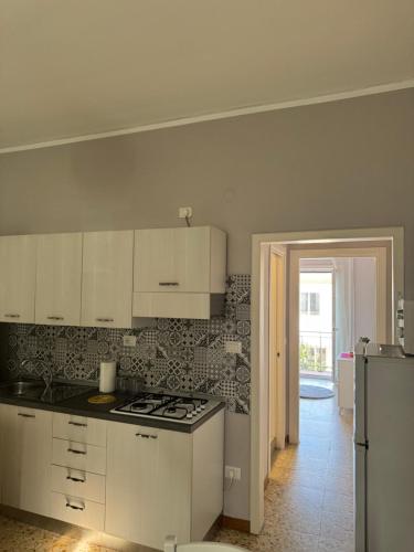 Η κουζίνα ή μικρή κουζίνα στο PalinuroMonAmour Casa Vacanze
