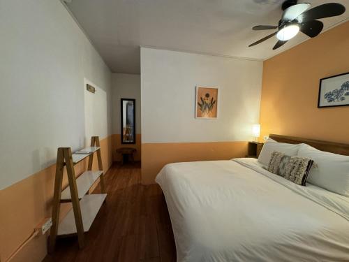 a bedroom with a bed and a ceiling fan at Alma Vida Hotel in Manuel Antonio