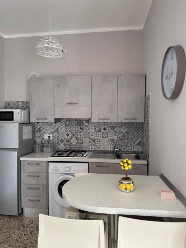 Η κουζίνα ή μικρή κουζίνα στο PalinuroMonAmour Casa Vacanze