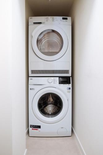a washing machine and a dryer in a room at Sweet Coffee Stay in Hasselt