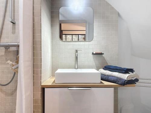 une salle de bain avec un lavabo et un miroir dans l'établissement Loft en plein coeur du Marais, à Paris