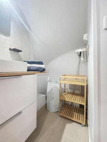 Il comprend une petite cuisine avec un lavabo et des toilettes. dans l'établissement Loft en plein coeur du Marais, à Paris