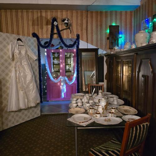 a room with a table with a wedding dress and a table sidx sidx at Apartament Wilhelma II in Ząbkowice Śląskie