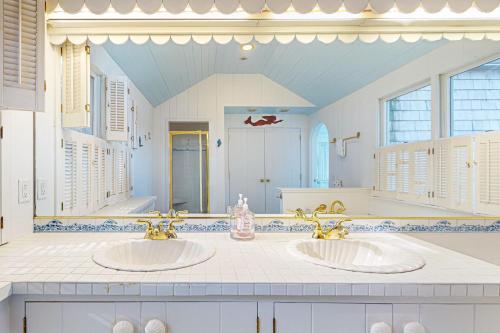 un bagno con due lavandini e un grande specchio di Sailor Sanctuary a Orleans