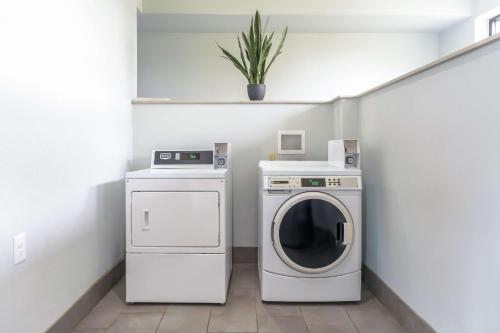 a laundry room with a washing machine and a washer at Motel 6 - Franklin, OH in Franklin