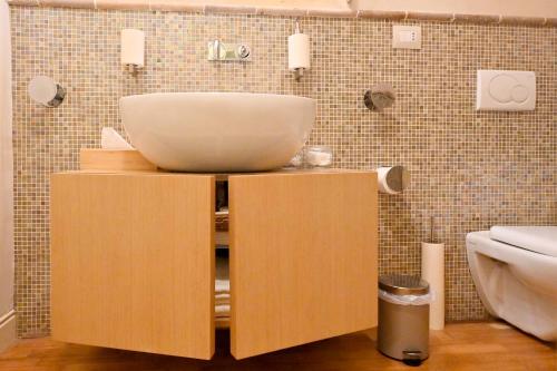 a bathroom with a sink and a toilet at LA CASA DI MONIC in Pisa