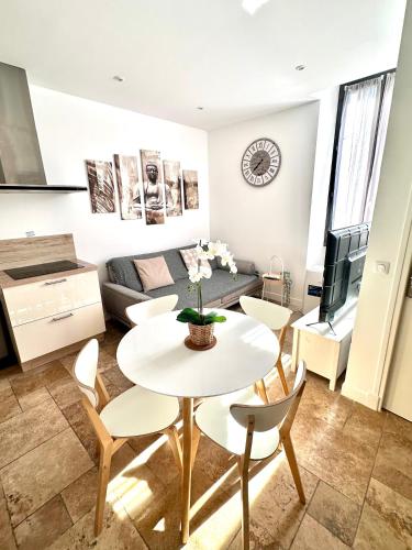 un salon avec une table, des chaises et un canapé dans l'établissement 3 Pièces Vue Mer à proximité des Parfumeries, à Grasse