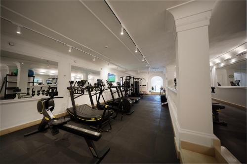 a gym with a row of chairs and machines at Hotel Quisisana in Capri