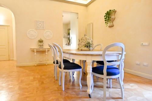 a dining room with a table and four chairs at LA CASA DI MONIC in Pisa