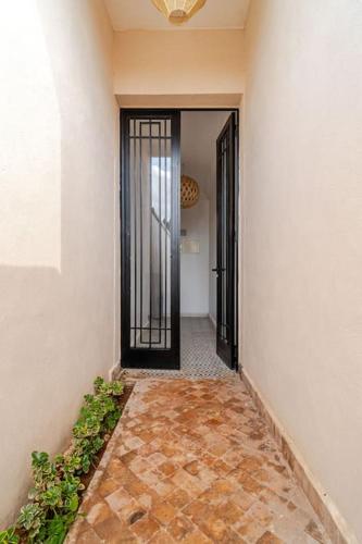an empty hallway with a door in a building at Villa michlo in El Makina