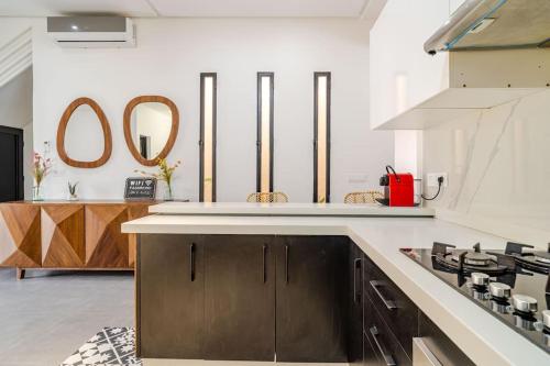 a kitchen with a stove and a counter top at Villa michlo in El Makina