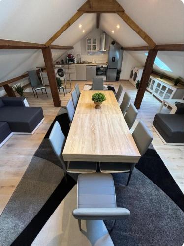 une grande salle à manger avec une table et des chaises dans l'établissement MA - Maison 10 min PARIS EXPOS - 8 chambres, à Malakoff