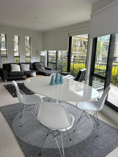 a white table and chairs in a living room at newmarket fully furnished 2 bedrooms in Auckland