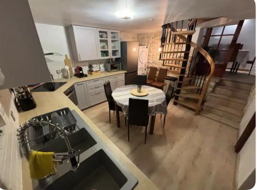 une cuisine et une salle à manger avec une table et un escalier dans l'établissement V - Villa 2022 PARIS EXPO-3min metro-8 rooms-12 beds, à Bagneux