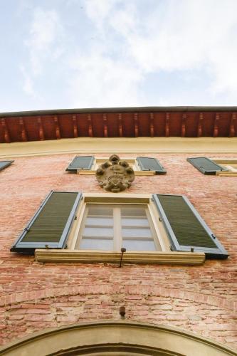 a window on the side of a brick building at LA CASA DI MONIC in Pisa