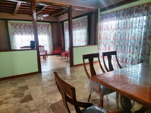 Khu vực ghế ngồi tại Castelnuovo villa del mar