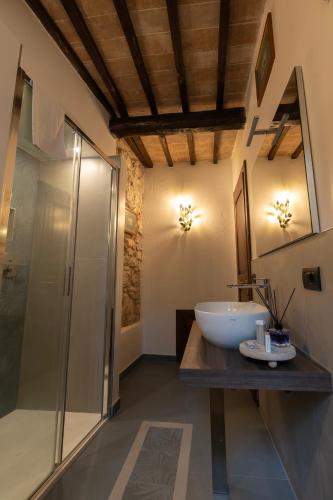 ein Badezimmer mit Waschbecken und Dusche in der Unterkunft La Pietruzza in Assisi