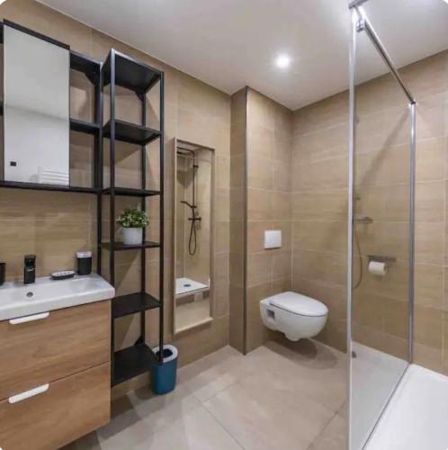 une salle de bain avec toilettes, douche et lavabo dans l'établissement A2 - neuf 2023 - ORLY - PARIS EXPO - 4 chambres, à Antony