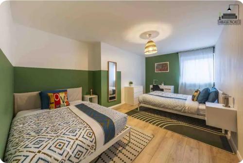 アントニーにあるA2 - neuf 2023 - ORLY - PARIS EXPO - 4 chambresの緑の壁のベッドルーム1室(ベッド2台付)