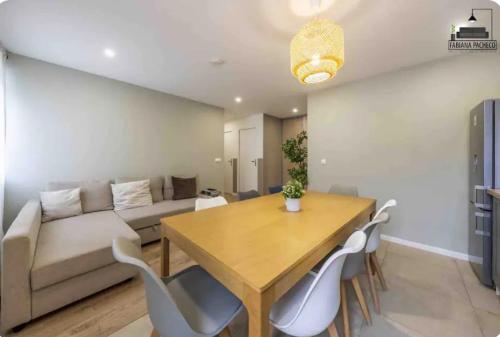 アントニーにあるA2 - neuf 2023 - ORLY - PARIS EXPO - 4 chambresのテーブルと椅子とソファのあるリビングルーム