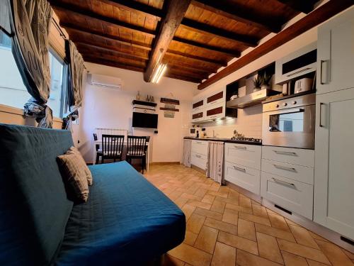 a kitchen with a blue couch in a room at benvenuti al piccolo mulino in Scandicci
