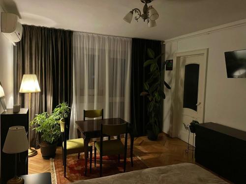 ein Wohnzimmer mit Tisch und ein Esszimmer in der Unterkunft 12 Home in Reghin