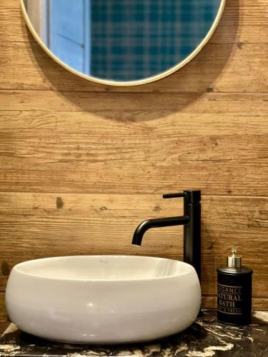 a white sink in a bathroom with a mirror at Restauracja Pałacowa Apartamenty in Radzyń Podlaski