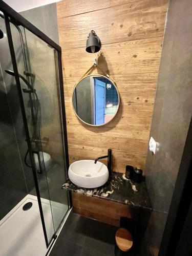 a bathroom with a mirror and a sink at Restauracja Pałacowa Apartamenty in Radzyń Podlaski