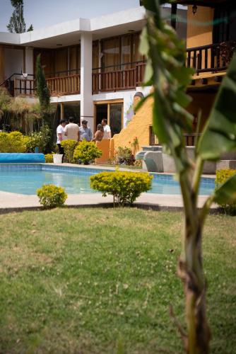a view of a building with a swimming pool at Hostería Colibri Aeropuerto in Tababela
