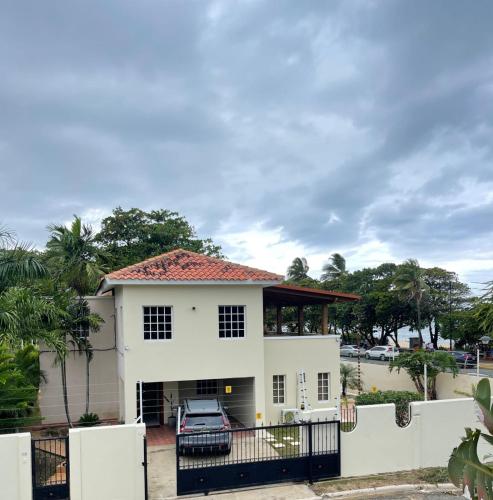 Villa familiar con vista al océano