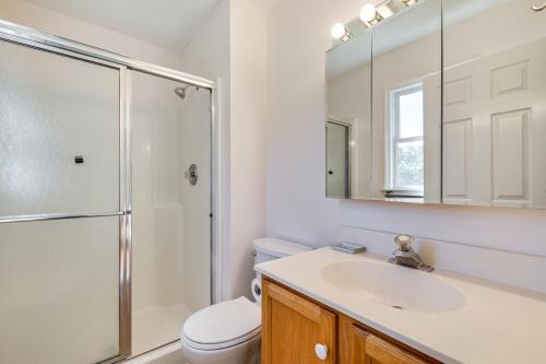 Ένα μπάνιο στο Private Deck Berkeley Springs Getaway!